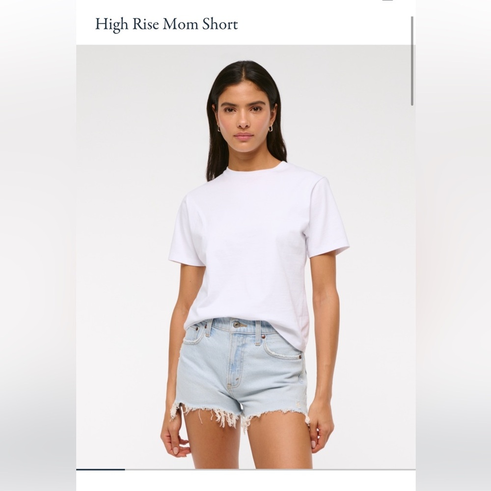 ABERCROMBIE High Rise Mom Short - Medium Light Distressed - 26 / 2